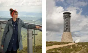Kobieta na tarasie widokowym podziwia krajobraz. W oddali widać wieżę widokową, cel szlaku na Śnieżnik.
