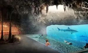 Basen w jaskini z rekinami pływającymi w akwarium obok. Nautilus Gdańsk Oceanarium.