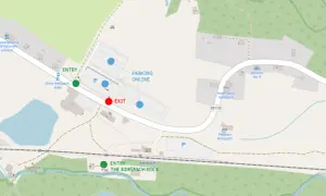 Mapa skalnego miasta Czechy: Adršpach. Wskazuje wejście, wyjście, parking i hotele.