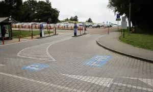 Parking przed ogrodem zoologicznym w Krakowie. Bilety do zoo można kupić w automacie.