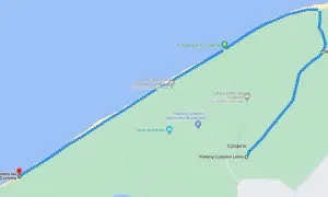 Mapa szlaku turystycznego do zatopionego lasu koło Czołpina, z zaznaczonymi punktami: dzika plaża, parkingi, taras widokowy i wydma.