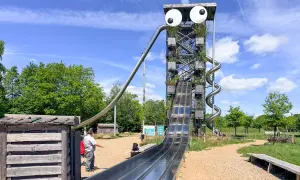 Wieża z wielkimi oczami w wow park Billund zaprasza na zjeżdżalnie.