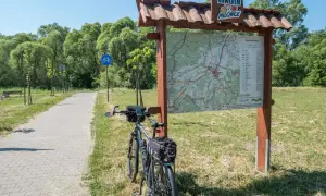 Rower czeka przy mapie tras rowerowych w Żywcu. Ścieżka zaprasza do odkrywania okolicy.
