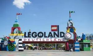 Brama wejściowa do Legoland Deutschland, ozdobiona klockami Lego i figurkami.