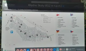 Mapa turystyczna Błędnych Skał z zaznaczoną trasą i formami skalnymi.