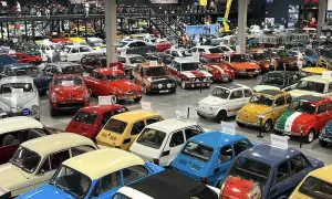 W muzeum motoryzacji Oława zobaczysz kolekcję klasycznych samochodów, od małych Fiatów po większe modele.