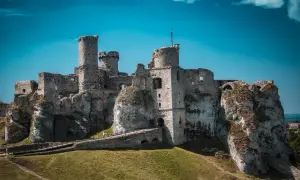 Ruiny zamku na skale, idealne na zwiedzanie w ramach szlak orlich gniazd samochodem trasa.