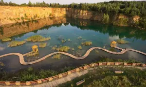 Malowniczy zalew z drewnianymi kładkami i altankami, otoczony skalnymi ścianami i lasem. Prawdziwe polskie Malediwy!
