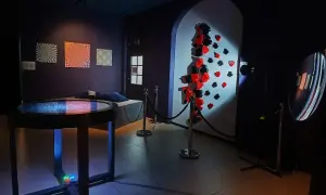 W muzeum iluzji Warszawa zobaczysz optyczne triki i instalacje, jak ściana z kartami i stołem z efektem wodnym.