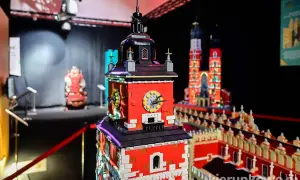 Wspaniała wystawa klocków LEGO w Poznaniu! Zobaczysz tu miniatury znanych budowli, jak Ratusz i Kościół Mariacki, zbudowane z milionów klocków.