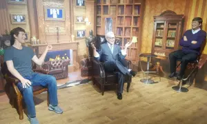W muzeum figur woskowych w Łebie siedzą obok siebie trzy postacie.