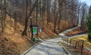 Kamienna ścieżka w parku prowadzi pod górę. Ile się idzie, zależy od kondycji, ale widok wynagrodzi wysiłek.