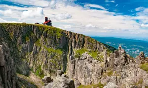 Szrenica góruje nad Śnieżnymi Kotłami, gdzie skalne urwiska i zielone zbocza tworzą majestatyczny krajobraz.