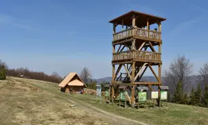 Drewniana wieża widokowa i chata na szlaku stary groń trasa.