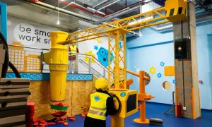 Dzieci budują na Smart Kids Planet w Warszawie. Żuraw i wózek budowlany czekają na małych inżynierów.