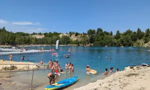 Ludzie kąpią się i pływają na deskach SUP w słoneczny dzień nad zalewem Balaton Trzebinia.