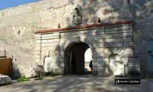 Kamienna brama w twierdzy Pieskowa Skała, z herbem nad łukiem.