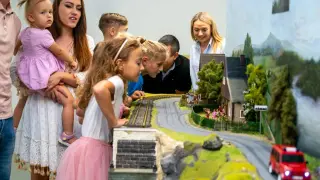 Rodzina podziwia miniaturową wioskę, szukając atrakcji dla dzieci w Jeleniej Górze.