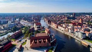 Gdańsk oferuje mnóstwo atrakcji dla młodzieży: malowniczy widok na Motławę, historyczne budynki i nowoczesne obiekty, idealne na spacer czy wycieczkę.