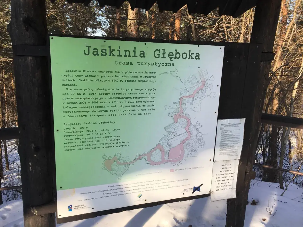 Mapa turystyczna Jaskini Głębokiej na trasie Góry Zborów. Opisuje parametry jaskini i jej historię.
