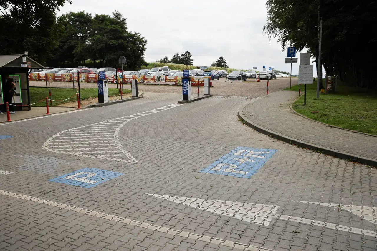 Parking przed ogrodem zoologicznym w Krakowie. Bilety do zoo można kupić w automacie.