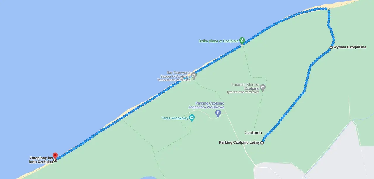 Mapa szlaku turystycznego do zatopionego lasu koło Czołpina, z zaznaczonymi punktami: dzika plaża, parkingi, taras widokowy i wydma.