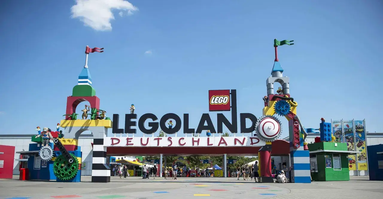 Brama wejściowa do Legoland Deutschland, ozdobiona klockami Lego i figurkami.