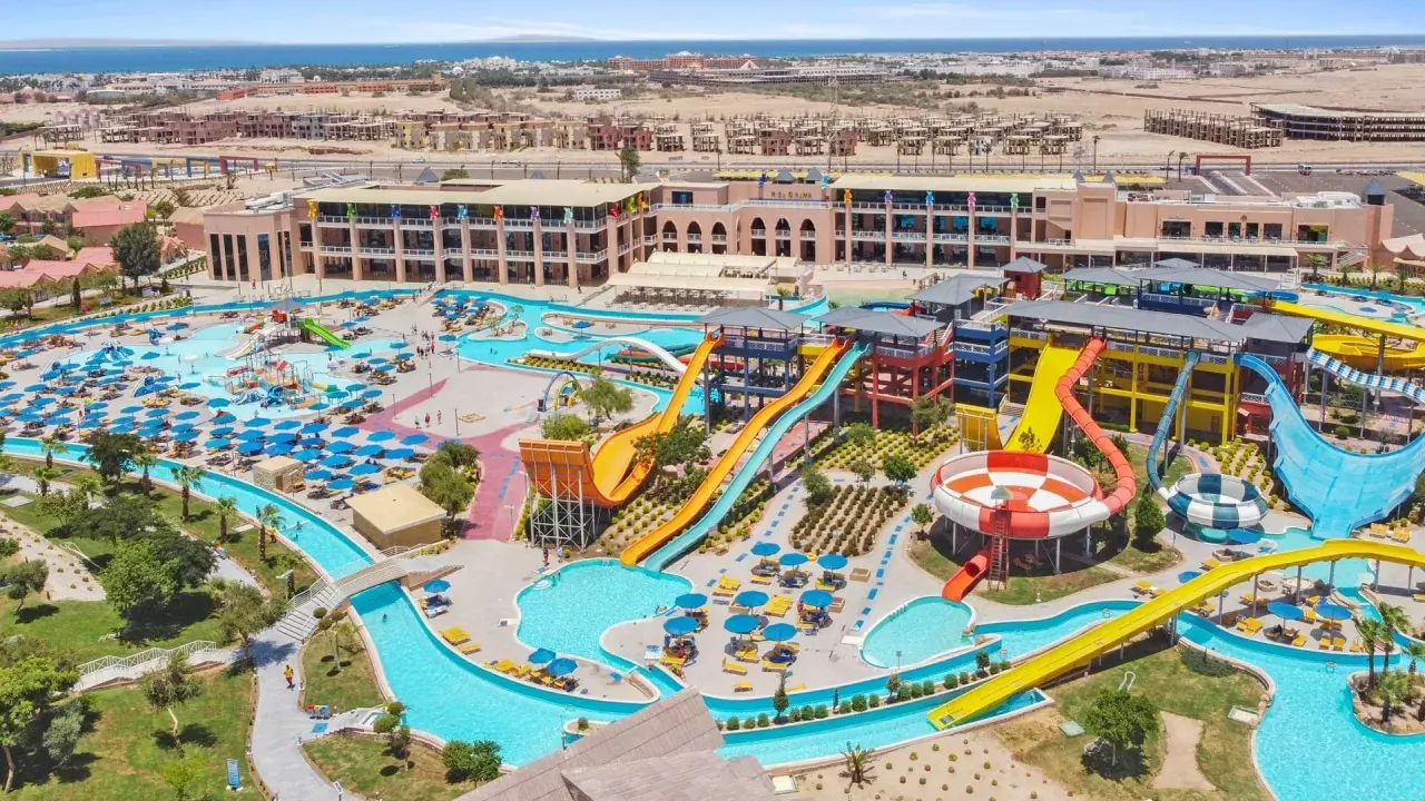 Największy aquapark w Egipcie oferuje mnóstwo zjeżdżalni i basenów, idealnych na rodzinne wakacje.