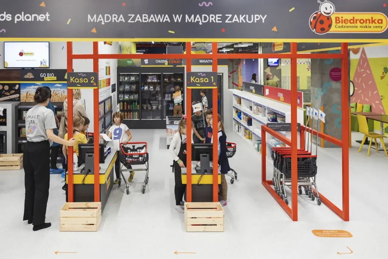 Dzieci bawią się w sklep w ramach projektu smart kids planet Warszawa. Symulacja zakupów w Biedronce.