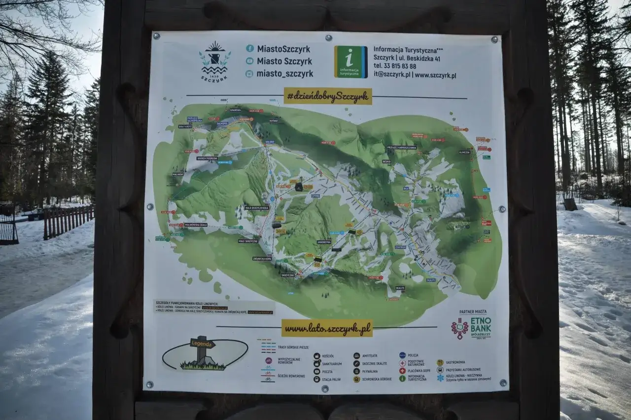 Mapa Szczyrku z zaznaczonymi szlakami, w tym biały krzyż na Malinowskiej Skale.