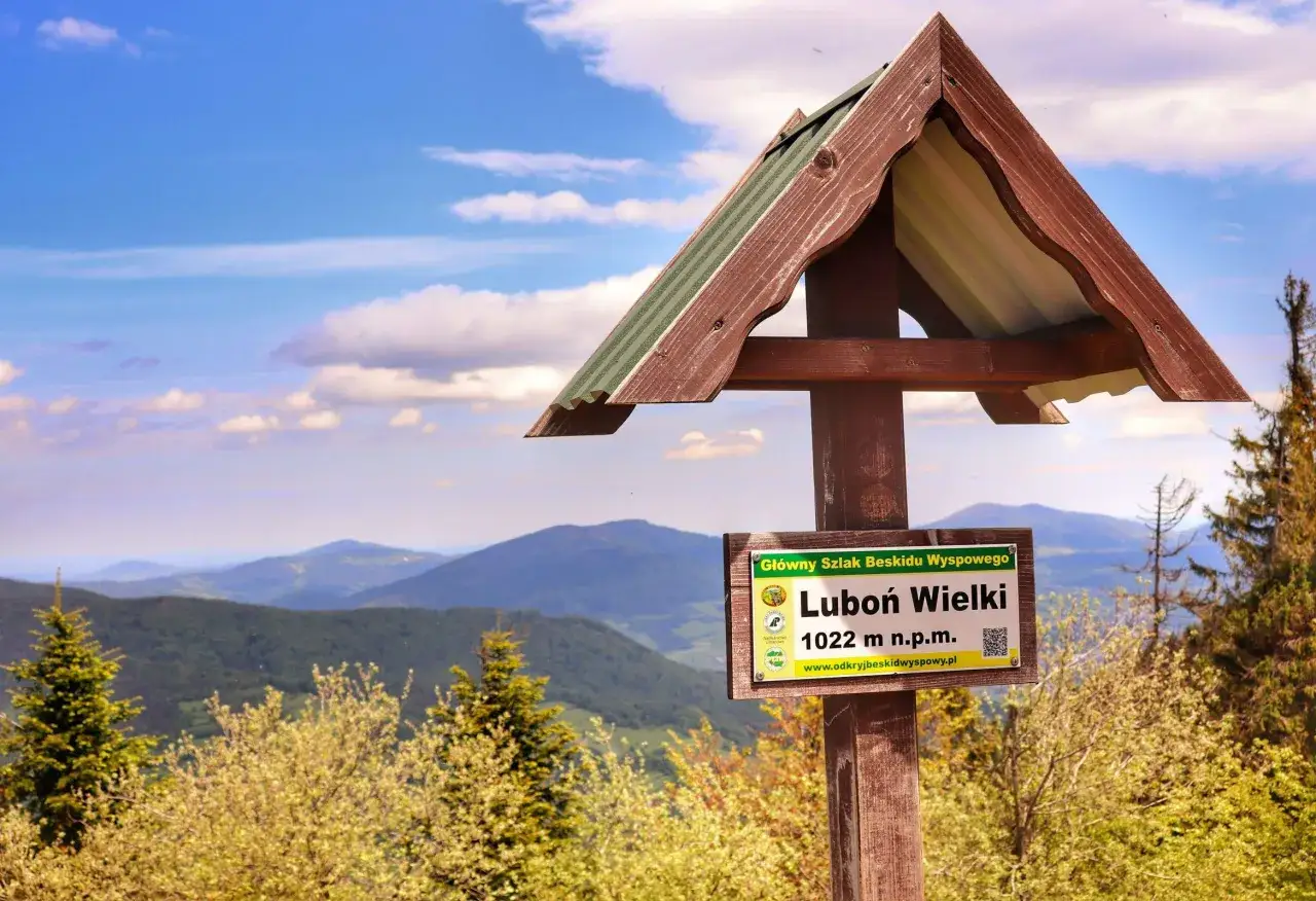 Tablica informacyjna na szlaku luboń wielki, 1022 m n.p.m. Piękny widok na Beskid Wyspowy.