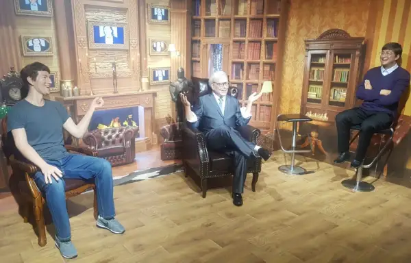 W muzeum figur woskowych w Łebie siedzą obok siebie trzy postacie.