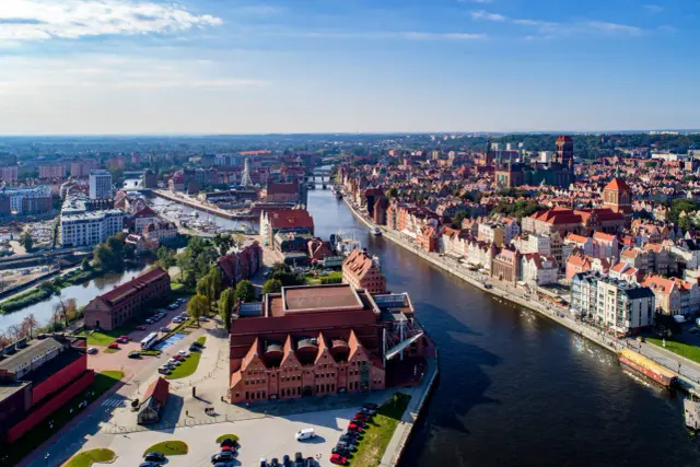 Gdańsk oferuje mnóstwo atrakcji dla młodzieży: malowniczy widok na Motławę, historyczne budynki i nowoczesne obiekty, idealne na spacer czy wycieczkę.