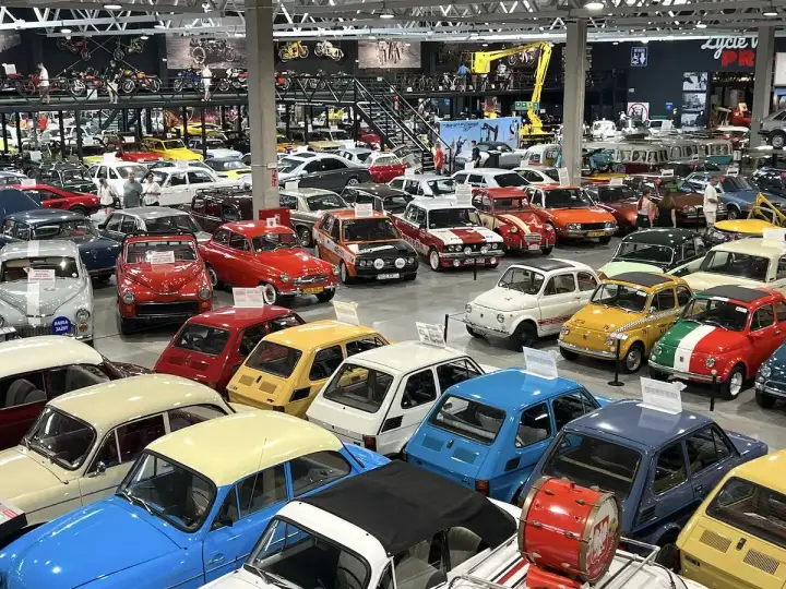 W muzeum motoryzacji Oława zobaczysz kolekcję klasycznych samochodów, od małych Fiatów po większe modele.